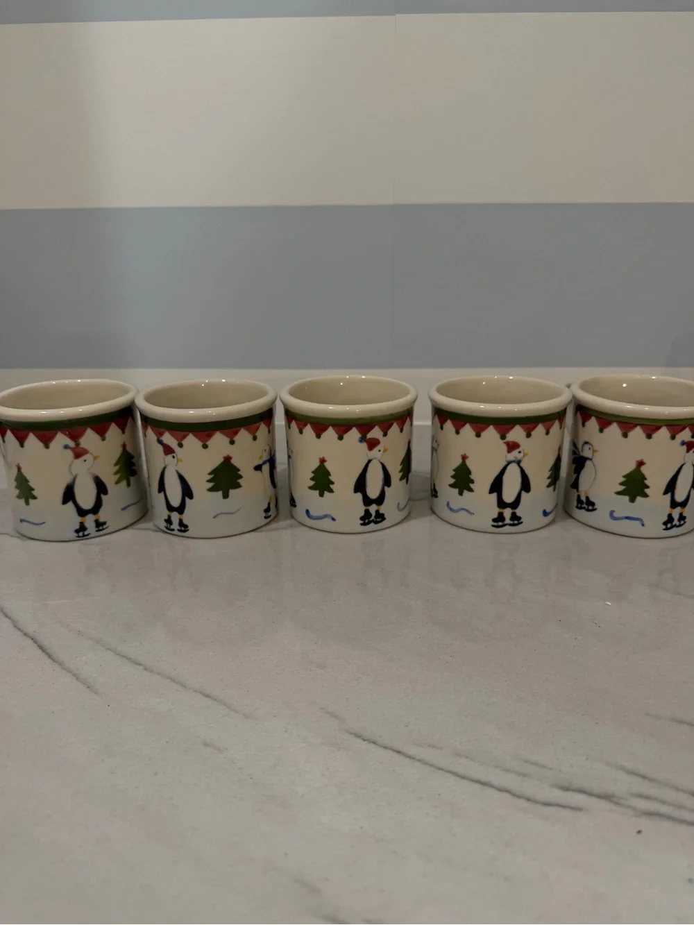 Vintage Hartsone 1982 handpainted Christmas Holiday Coffee Mugs Set of 5 (Cream)